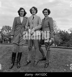 ALTE VINTAGE FAMILIE SNAPSHOT-FOTO VON DREI JUNGEN FRAUEN TRAGEN TWEED LAND REITBEKLEIDUNG IM FELD STEHEN Stockfoto