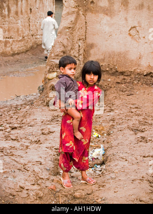 Schwester und Bruder in einem afghanischen Flüchtlingslager Peshawar, Pakistan Stockfoto