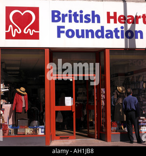 Mann Schaufensterbummel bei British Heart Foundation Charity-Shop in Sutton High Street Surrey England Stockfoto