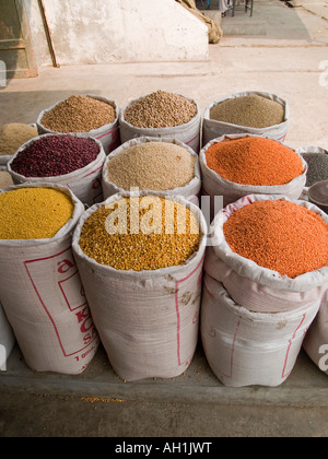 verschiedene Bohnen und Hülsenfrüchte auf dem Markt Rawalpindi Pakistan Stockfoto