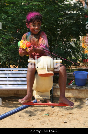 Jungen spielen mit Wasserfarben Holi, Bangalore, Indien Stockfoto