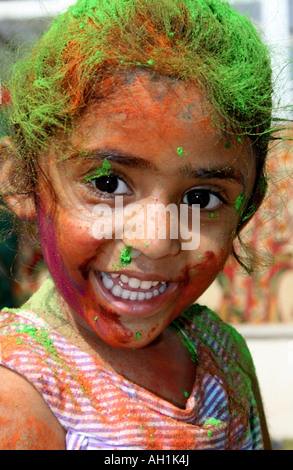 Mädchen mit Farbpulver bedeckt während Holi, Bangalore, Indien Stockfoto