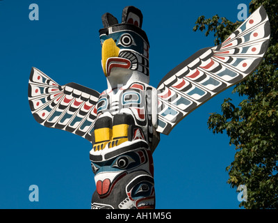 Kakaso'las Totem Pole (1955), von Ellen Neel, in Vancouver Stanley Park, Britisch-Kolumbien, Kanada Stockfoto