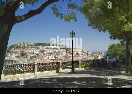 Altstadt von Lissabon Portugal, die Baixa-Viertel und die Burg Sao Jorge aus dem Miradouro Sao Pedro de Alcantara Stockfoto