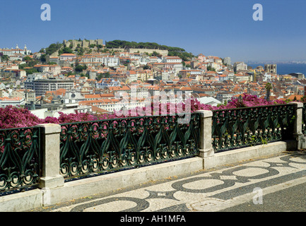 Altstadt von Lissabon Portugal, die Baixa-Viertel und die Burg Sao Jorge aus dem Miradouro Sao Pedro de Alcantara Stockfoto