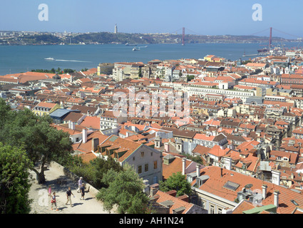 Portugal Lissabon, Blick über die Dächer der Stadt und den Fluss Tejo, vom Castelo de São Jorge Stockfoto