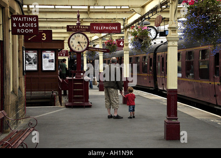 Warten auf den Zug am Bahnhof Keighley, Keighley Wert Valley Railway Yorkshire UK Stockfoto