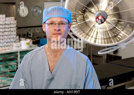 Porträt von Hals-, Nasen-, Ohrenheilkunde Spezialist Arzt Dennis Wolf in chirurgischen Gewand im Operationssaal in einem Londoner Krankenhaus. Stockfoto