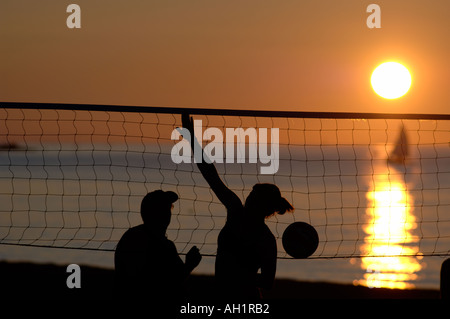 Volley-Ball bei Sonnenuntergang am Strand Jericho Park Vancouver British Columbia Kanada Stockfoto