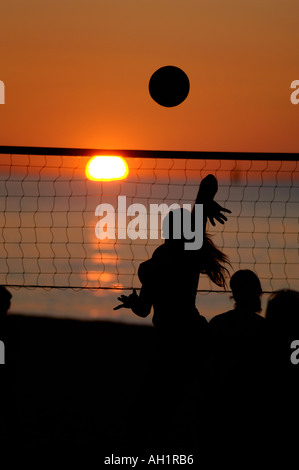 Volleyball bei Sonnenuntergang am Strand Vancouver British Columbia Kanada Stockfoto