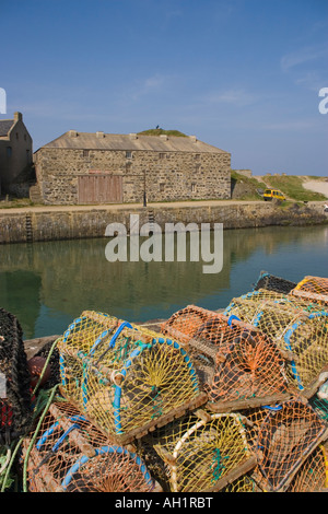 Anzeigen von Portsoy Hafen in Schottland mit Angeln Körbe in den Vordergrund. Stockfoto