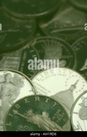 Nahaufnahme von vielen amerikanischen Silber Liberty Dollar Münzen colourized grün Stockfoto