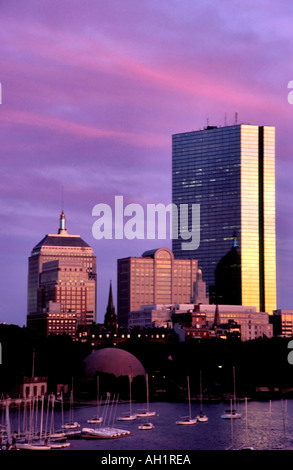 Boston MA Skyline Blick auf John Hancock Wahrzeichen über Charles River bei Sonnenuntergang im Sommer Stockfoto