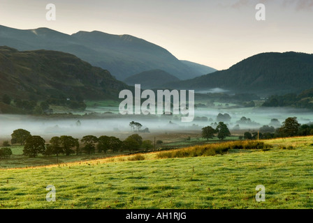 Morgennebel über das Tal in Richtung hohe Rigg, in der Nähe von Castlerigg, Cumbria suchen Stockfoto