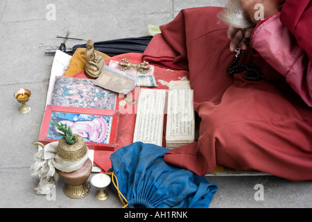 Tibetischen buddhistischen Mönch läuten singen auf Straße außen Swayambhu Stupa, Kathmandu, Nepal Stockfoto