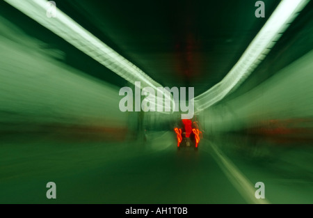 Verkehr und Ampeln im tunnel Stockfoto