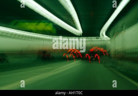 Verkehr und Ampeln im tunnel Stockfoto