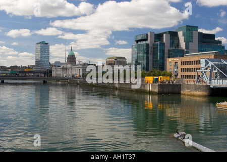Custom House Quay Dublin Irland mit Custom House und Dart Line Bridge sichtbar Stockfoto