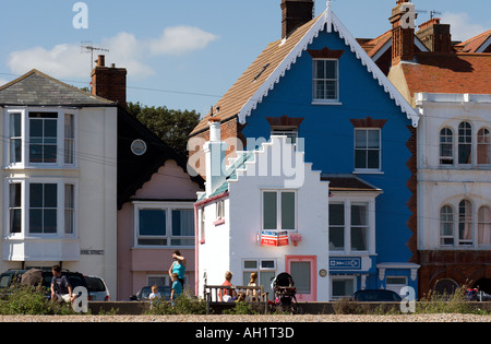 Ein seltsames Häuschen zum Verkauf direkt am Strand in King Street Aldeburgh in Suffolk Stockfoto