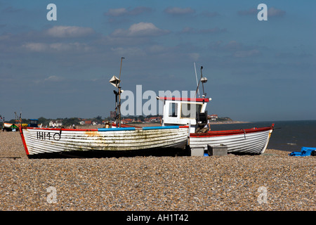 Malerische alte Fischerboote am Strand von Aldeburgh in Suffolk Stockfoto