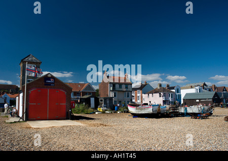 Die alte RNLI Lifeboat Station und alte Fischerboote am Strand von Aldeburgh in Suffolk Stockfoto