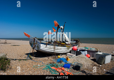 Malerische alte Fischerboote am Strand von Aldeburgh in Suffolk Stockfoto