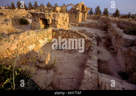 Paphos Archaelogischer Park Zypern Burgruine Saranda Kolones - Burg Lusignan auf der durch Erdbeben zerstörten, im Jahr 1222 erbauten, byzantinischen Stätte Stockfoto