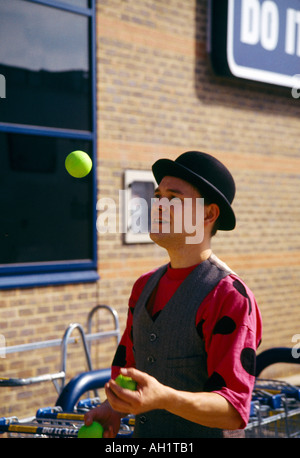 Mann jonglieren Tennisbälle Stockfoto