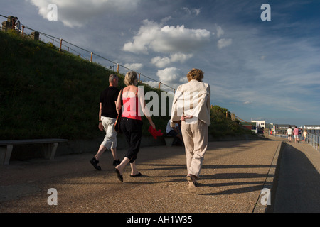 zu Fuß entlang der Strandpromenade in Southwold in Suffolk Hinweis: MODEL-Release ist für drei Personen im Vordergrund Stockfoto