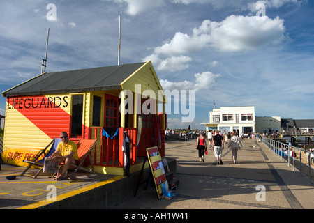 Die Rettungsschwimmer-Hütte und Pier im Hintergrund in Southwold in Suffolk Stockfoto