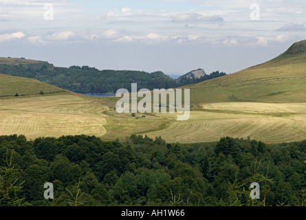 Landschaft der Auvergne mit Lac de Guery und Roche Tuiliere in Ferne massiv Centrale Stockfoto