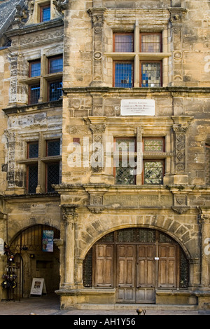 Haus aus dem 16. Jahrhundert auf dem Stadtplatz in Sarlat-Dordogne Frankreich 2005 Stockfoto