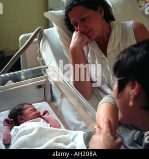 L-r: Babymädchen Stunden früher, Mutter und Freund, Maternity Ward, University College London Hospital, London, UK geboren. 2003. Stockfoto