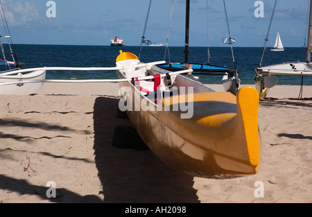 Gelbe Segelboot am Strand Fort Lauderdale Florida USA Stockfoto