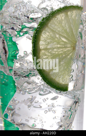Eine Nahaufnahme der Limettenscheibe in ein Gin und Tonic oder Wodka Soda cocktail Stockfoto