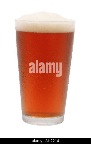 Eine Silhouette pint amber Bier in Milchglas auf weißem Hintergrund Stockfoto