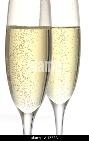 Nahaufnahme von zwei Gläser Champagner Silhouette auf weißem Hintergrund Stockfoto