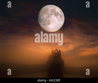 GB - NORTH YORKSHIRE: Moon over Whitby Abbey Stockfoto