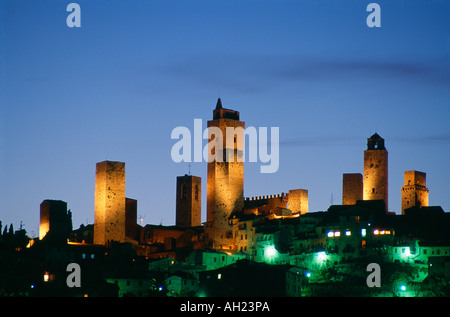 San Gimignano an Dämmerung, Toskana, Italien Stockfoto