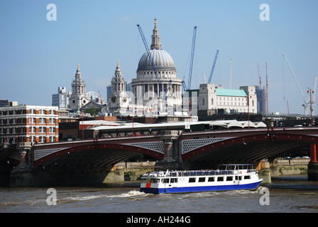 Blackfriars Bridge mit St Pauls Cathedral hinter, City of London, London, England, Vereinigtes Königreich Stockfoto