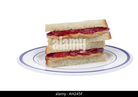 Peanut Butter und Marmelade Sandwich auf Platte auf weißem Hintergrund silhouetted gestapelt Stockfoto