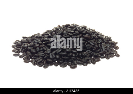 Ein Haufen von ganzen schwarzen Kaffeebohnen Silhouette auf weißem Hintergrund Stockfoto