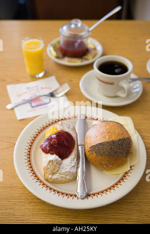 Frühstück bei Olsens Bäckerei in der dänischen Stadt Solvang California Stockfoto