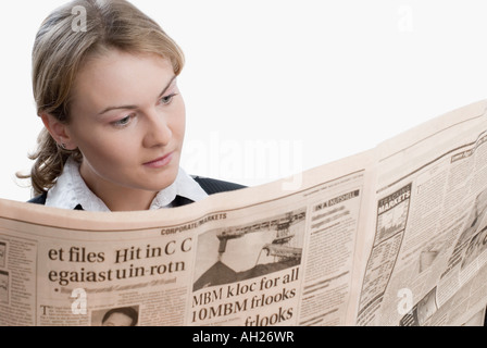 Nahaufnahme einer Geschäftsfrau, die Zeitung lesen Stockfoto