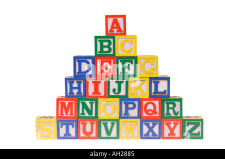 Silhouette aus Holz Alphabet Blöcke nacheinander auf weißem Hintergrund Stockfoto