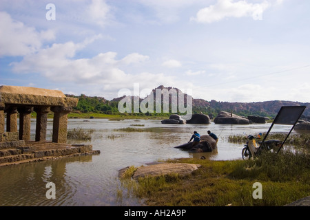 Der Elefant wird gebadet im Fluss Tungabhadra in Hampi Indien Lakshmi Stockfoto