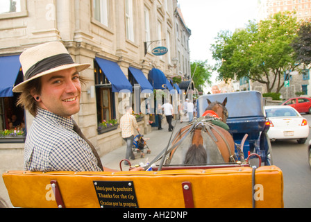 Kanada Quebec Old Quebec City fröhlich Fahrer Driing Pferdekutsche Kutsche Lächeln an Touristen im Schlitten fahren Stockfoto