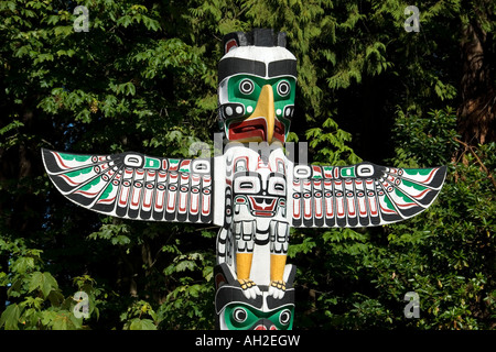 Thunderbird Haus Post (1987), von Tony Hunt, in Vancouver Stanley Park, Britisch-Kolumbien, Kanada Stockfoto