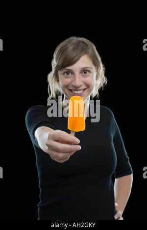 Porträt einer jungen Frau ein Eis halten und Lächeln Stockfoto