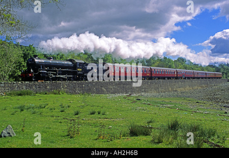 Dampfzug entlang Loch Eil in der Nähe von Fort William Scotland Stockfoto